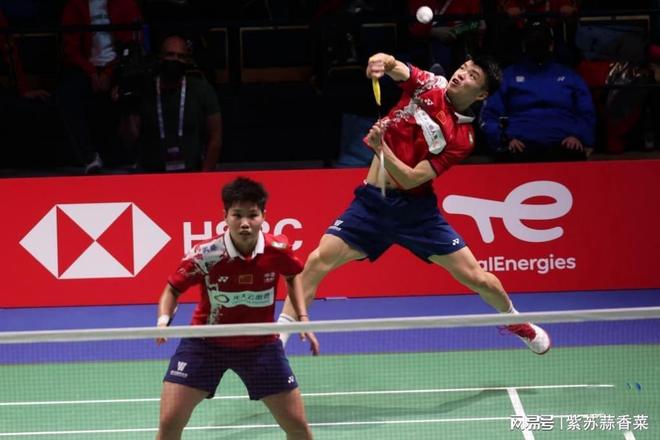 爱游戏2026-中国队鏖战丹麦队，黄鸭组合点燃赛场