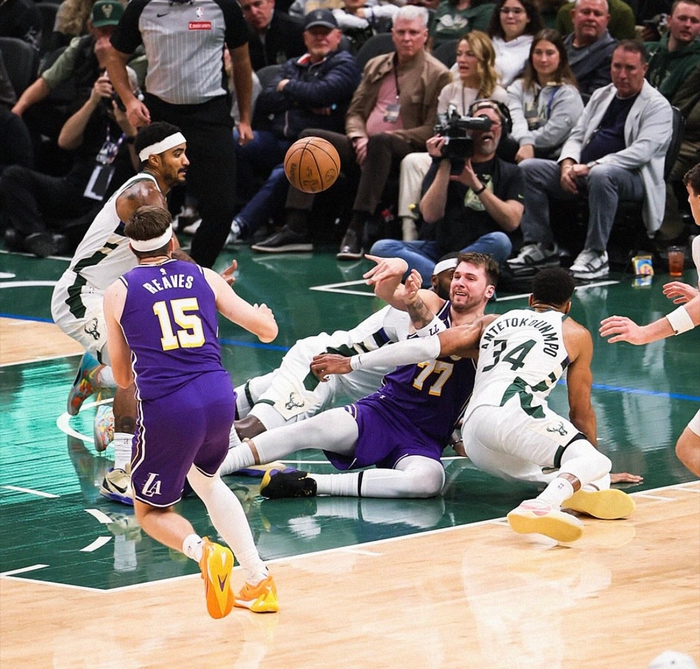 爱游戏大厅-雄鹿完胜掘金，东契奇带队取胜